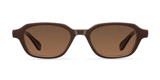 Lentes de sol con montura rectangular de diseño clásico y minimalista en color marrón chocolate. Cuentan con lentes polarizadas en tono marrón a juego.