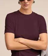 Remera básica de corte ajustado, color marrón, con cuello redondo y mangas cortas, confeccionada en tejido de rib acanalado.