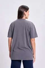 Remera gris oscuro de corte oversize y manga corta, con estampa de cerezas y texto "Sweet Cherry".