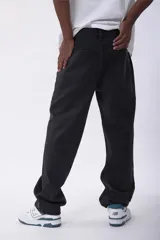 Pantalón de jean negro de corte recto y tiro medio.