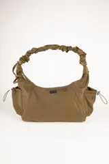 Bandolera color verde militar, con correa de hombro fruncida y bolsillos laterales.