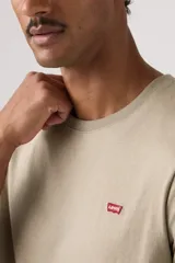 Remera de algodón de corte estándar y cuello redondo, color caqui, con pequeño logo de la marca bordado en el pecho.