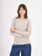 Remera de manga larga en tejido acanalado, con cuello redondo y ajuste al cuerpo.