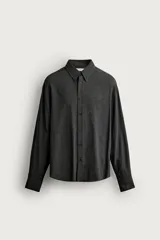 Camisa de hombre regular fit confeccionada en tejido fluido de viscosa gris, con cuello solapa, manga larga con puño abotonado y cierre frontal con botones.