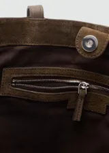 Bolso tipo shopper de piel de serraje, color marrón oscuro, con dos asas de hombro y cierre de botón magnético.