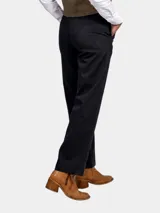 Pantalón de vestir negro, de corte recto y clásico, con bolsillos traseros.