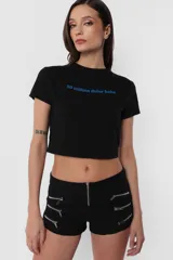 Remera blanca de jersey corte baby tee con cuello alto de ribb complemento. Estampa en delantero con la frase "30 million dolar babe" en color azul.