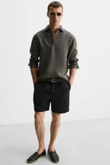 Alpargatas negras de piel con talón plegable, forro interior de piel, horma cuadrada y suela recubierta de yute.