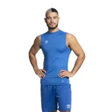 Musculosa deportiva Umbro de ajuste ceñido, diseñada con tecnología térmica. Presenta cuello redondo, sin mangas y el logo de la marca estampado en el pecho.