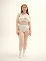Culotte de tiro alto color blanco, de diseño liso, confeccionado con tejido sustentable y suave.