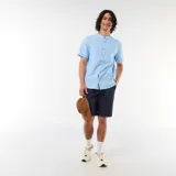 Bermuda chino azul marino confeccionada en tejido dobby, con bolsillos laterales y traseros, ideal para un estilo casual de verano.