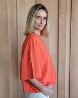 Remerón marrón de algodón, corte holgado y mangas cortas.