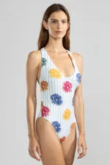 Malla enteriza blanca con estampado de flores de colores y rayas verticales celestes.