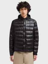 Campera puffer corta con capucha Moncler Gliere, color negro, con cierre frontal de botones a presión y bolsillos laterales con cierre. Diseño acolchado horizontal.