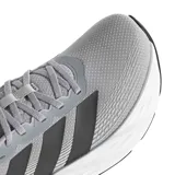Championes de running Adidas Galaxy 8 M para hombre, de color gris con las clásicas tres tiras en tono oscuro y suela de amortiguación blanca con detalles negros.