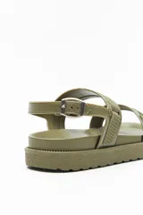 Sandalia estilo chunky color rosa metálico/cobre, con plataforma de goma texturizada. Posee dos tiras anchas ajustables con hebillas, una en el empeine y otra sobre los dedos, y una tira de tobillo con hebilla metálica.