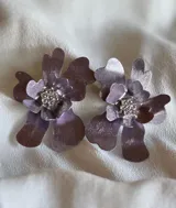 Par de aros con forma de flor roja y centro con strass.