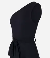Vestido midi negro de viscosa, con escote asimétrico de un hombro, sin mangas, corte acampanado y lazo en la cintura.