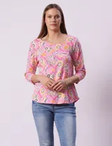 Remera de algodón estampada marca Ruby Rd, con mangas 3/4 y escote asimétrico.