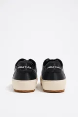 Zapatilla deportiva negra con exterior de satén, cordones a tono, logo bordado, suela con logo y plataforma de 2,5 cm.