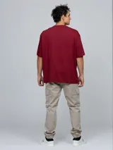 Remera Calvin Klein de corte regular y manga corta, color bordó, con cuello redondo y el monograma de la marca bordado en blanco en el pecho.