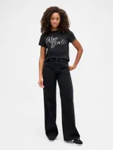 Remera de manga corta, cuello redondo, color gris melange, con estampado frontal en rojo que dice "GAP SPORT SAN FRANCISCO EST. 1969".