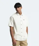 Camisa de corte relajado para hombre, confeccionada en una mezcla de cáñamo y algodón. Presenta cuello inglés, manga corta, cierre frontal con botones y un bolsillo en el pecho con una pequeña etiqueta aplicada.