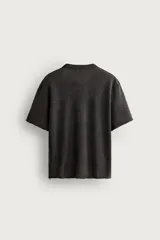 Camiseta de punto relaxed fit de algodón color bordó con efecto lavado, cuello redondo y manga corta.