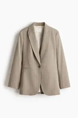 Blazer de botonadura sencilla a rayas finas con solapas de pico, bolsillos delanteros ribeteados, cierre de un botón, hombreras y forro interior.