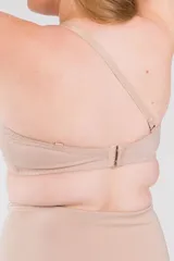 Soutien strapless color piel, con aro y copa, confeccionado con tela reforzada con fibra LYCRA®.