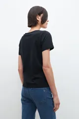 Remera blanca de algodón con escote en V y mangas cortas.