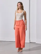Pantalón wide leg color coral, marca Ninety, de crepe con pretina ancha elastizada.