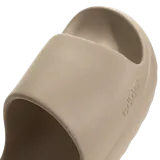 Chanclas Adidas Adilette Lumia color marrón claro, con diseño minimalista y logo de la marca en relieve.