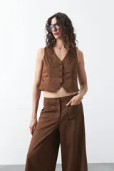 Pantalón ancho de gamuza color tostado, de calce relajado y caída suave.