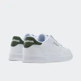Championes Reebok Court Advance blancos con detalles en verde en el talón.