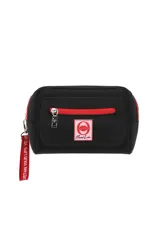 Necessaire rectangular de color negro con detalles en rojo, incluyendo cierre frontal y correa lateral con inscripción. Presenta un parche con logo en la parte central.