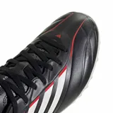 Championes de fútbol Adidas Copa Pure IV Club TF, color negro con las clásicas tres tiras blancas en el lateral, detalles en rojo y suela multitaco de goma blanca.
