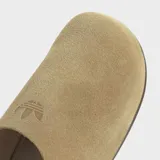 Zuecos Adidas Adimule de diseño minimalista, con empeine de gamuza en color beige y suela de corcho con base de goma.