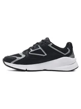Championes Under Armour modelo Forge 96 Lthr Rissue, con diseño inspirado en los años 90. Presentan una parte superior que combina malla y cuero en color negro con detalles en gris, reforzados con película de TPU. Cuentan con una entresuela blanca de alto confort y suela exterior de goma completa.
