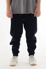 Pantalón de jogging azul marino de algodón grueso con interior cálido, corte amplio, tiro medio, cintura elástica con cordón, cierres en los tobillos y logo "vernal" bordado en la pierna izquierda.