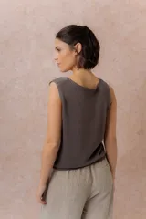 Musculosa de tejido de punto color beige, sin mangas, con escote redondo y calce relajado.