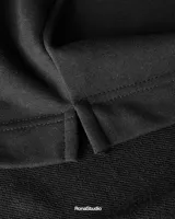 Conjunto urbano compuesto por remera de corte oversize con estampado frontal efecto desgastado y bermuda de calce amplio con cintura elástica y cordón ajustable.