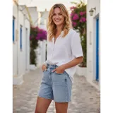 Short tipo bermuda de jean en color azul claro, con diseño de cinco bolsillos, cierre frontal con botón y costuras reforzadas.