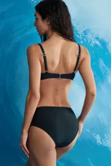 Top de bikini con copa color negro, con tirantes ajustables y detalle de nudo frontal.