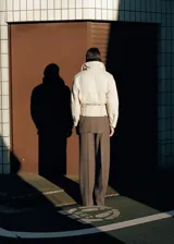 Pantalón largo de tiro bajo en tejido jaspeado color marrón, de corte recto y diseño de traje.