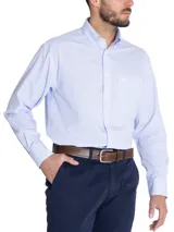 Camisa de manga larga RKF para hombre, de color celeste con micropadrones en tono azul, cuello abotonado y bolsillo en el pecho con el logo de la marca bordado.