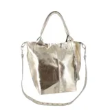 Bolso tipo shopper dorado, con doble asa de hombro y correa extraíble con apliques metálicos. Incluye un neceser interior y cierre superior con imán doble.