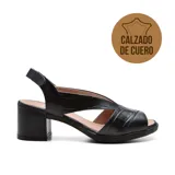 Sandalia de cuero negra con textura tipo cocodrilo, con puntera descubierta, tiras cruzadas en el empeine, talón descubierto con tira ajustable y taco cuadrado.