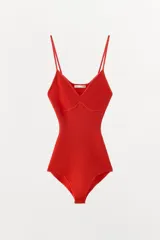 Body confeccionado en mezcla de viscosa y poliamida, color rojo. Presenta un diseño de punto rib con escote en pico, tirantes finos y cierre inferior con botones a presión.