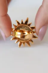Anillo dorado con forma de sol con rostro, ajustable entre 16mm y 19mm.